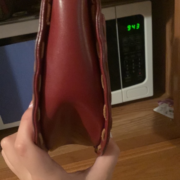 Super cute, vinyl bag with flower details and stitching - Picture 8 of 13